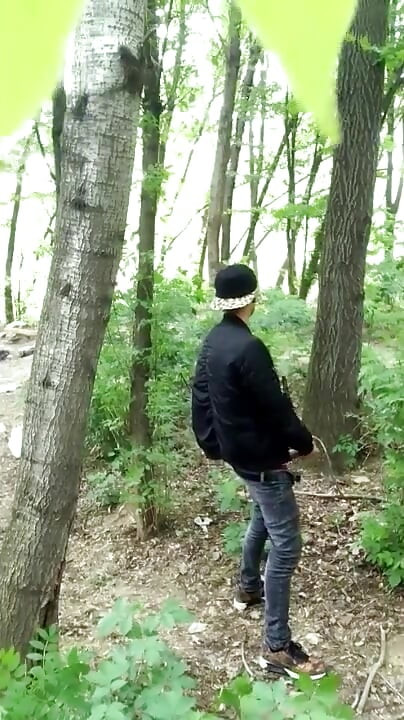 Böser junge wichst, während er zigarette in einem wald raucht - fast erwischt - damit seine eier voll bleiben