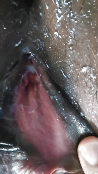 Elle vide la libido de sa demi-sœur jusqu’à ce que son jus éclate.