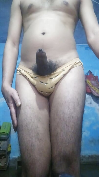 Napaljeni indijski femboy s fimozom drka kurac i drka gaćice polusestre dok ne svrši