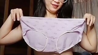 Menina asiática sexy mostra sua bunda e buceta espera por sua porra