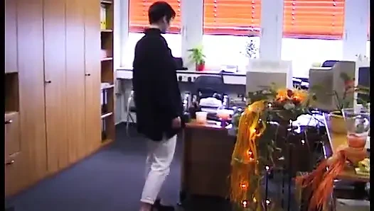 Винтажная шлюшка-брюнетка с маленькими сиськами делает приятный минет