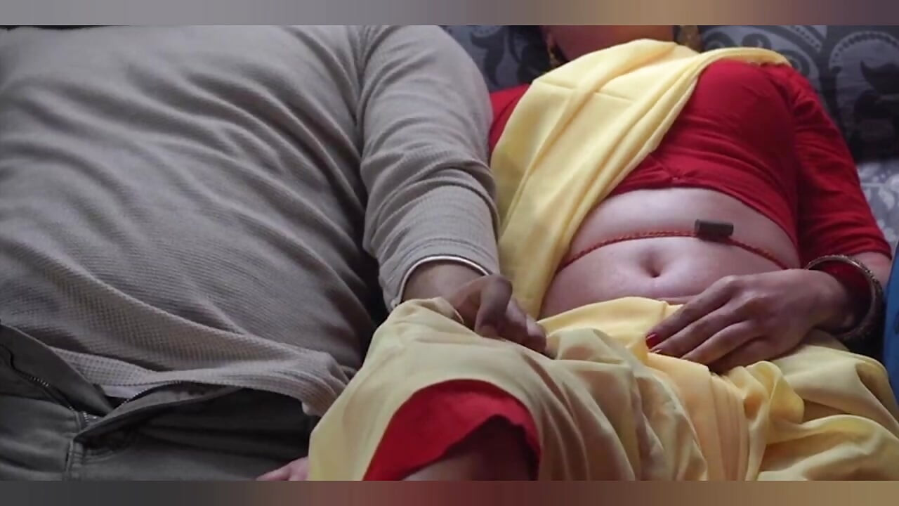 Desi อินเดีย XXX แม่เลี้ยงและลูกเลี้ยงชาย Desi เย็ดเป็นภาษาฮินดี