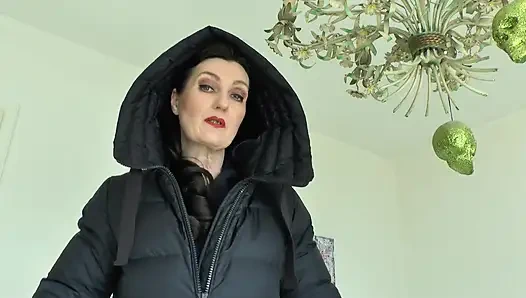 Koyu mavi aşağı ceket üzerinde fermuar testi, Lady Victoria Valente