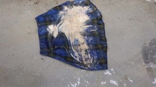 Piétinement et écrasement de la terre sur une jupe en tartan bleue