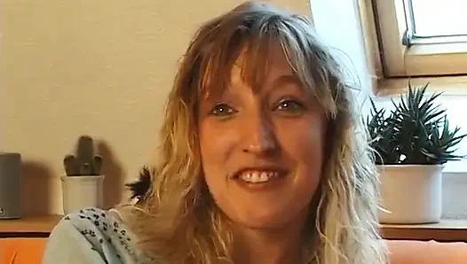 Schöne blondine mit gepiercten titten reibt beim casting ihre muschi