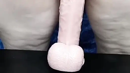 Kirli kremsi amcık ve büyük yağlanmış göt, büyük bir dildo al