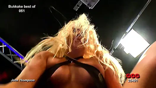 Ggg john thompson - si cewek nakal rambut pirang lagi asik nyepong kontol di pesta seks bukkake liar