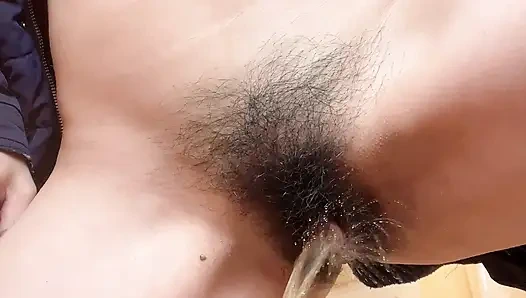 Hana на кухне готовит, то ей нужно пойти пописать в туалет