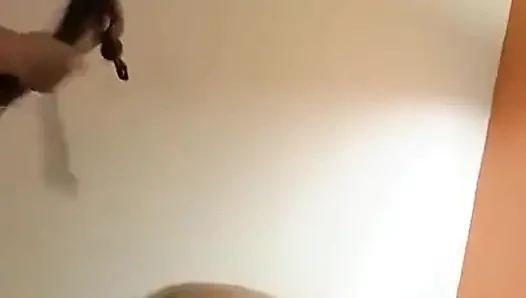 Новая домина отбивает тяжелую грубую задницу шлюшки до ее красной