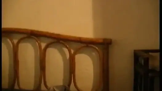 Она ляжет на стол и начинает играть со своим горячим местом