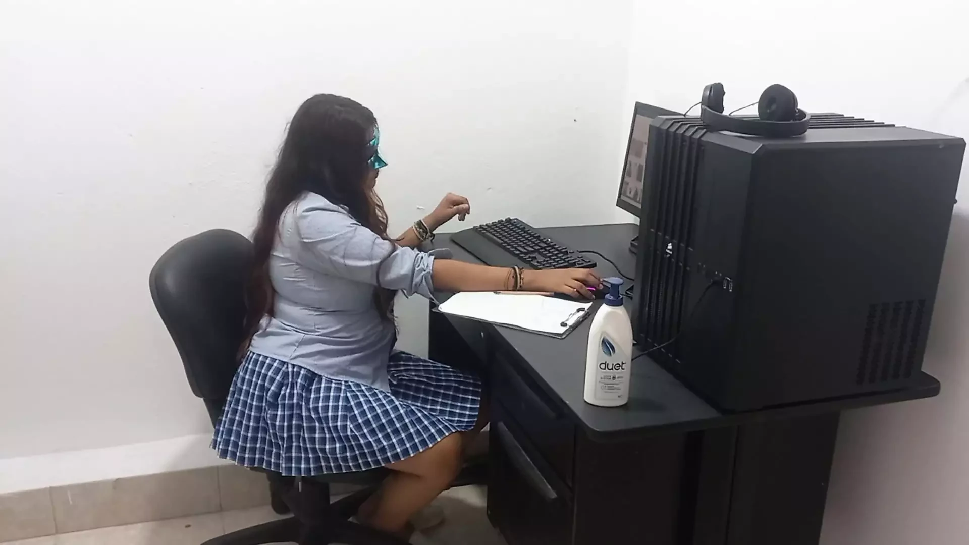 18 岁的印度学生以性感的方式做作业
