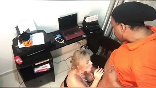 Clarkes Boutaine ve Ines Ventura ofiste