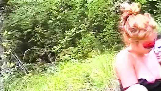 Şöminenin sıcaklığında iyi bir oral seks yapın