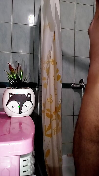 Jonge homo heeft iemand nodig om mee te douchen