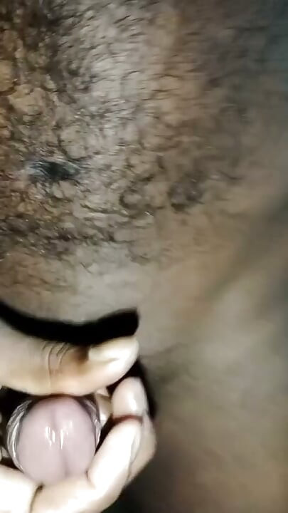 Un chico indio masturbándose, moviendo su polla negra y disfrutando