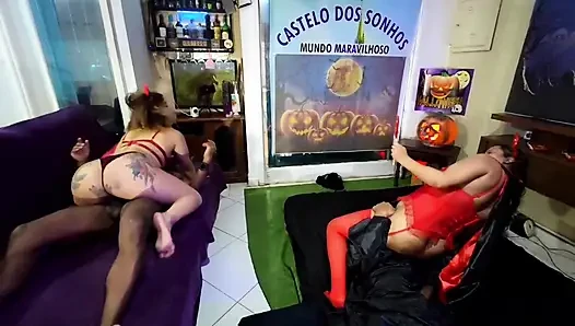 Birkaç ateşli kızla cadılar bayramı çok seksle ve birkaç enayiyle bitiyor