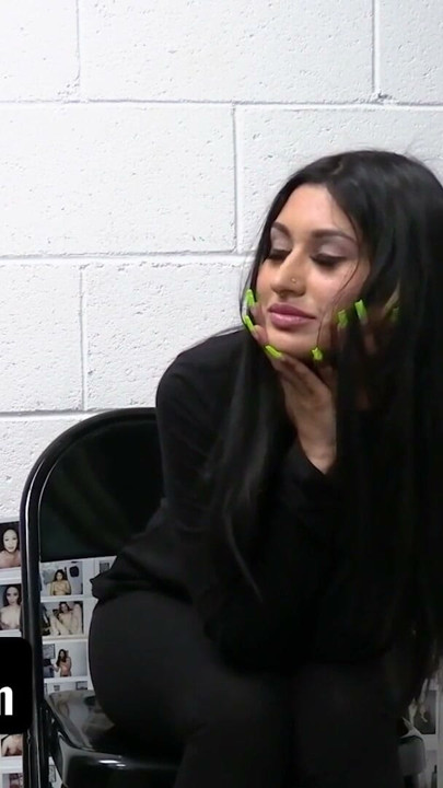 Shoplyfter - dövmeli ateşli hatun güvenlik ofisinde bacaklarını açıyor ve masada sikiliyor | Klip 1
