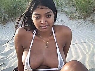 ¡La modelo india jennifer en un pequeño bikini en una playa no nudista!