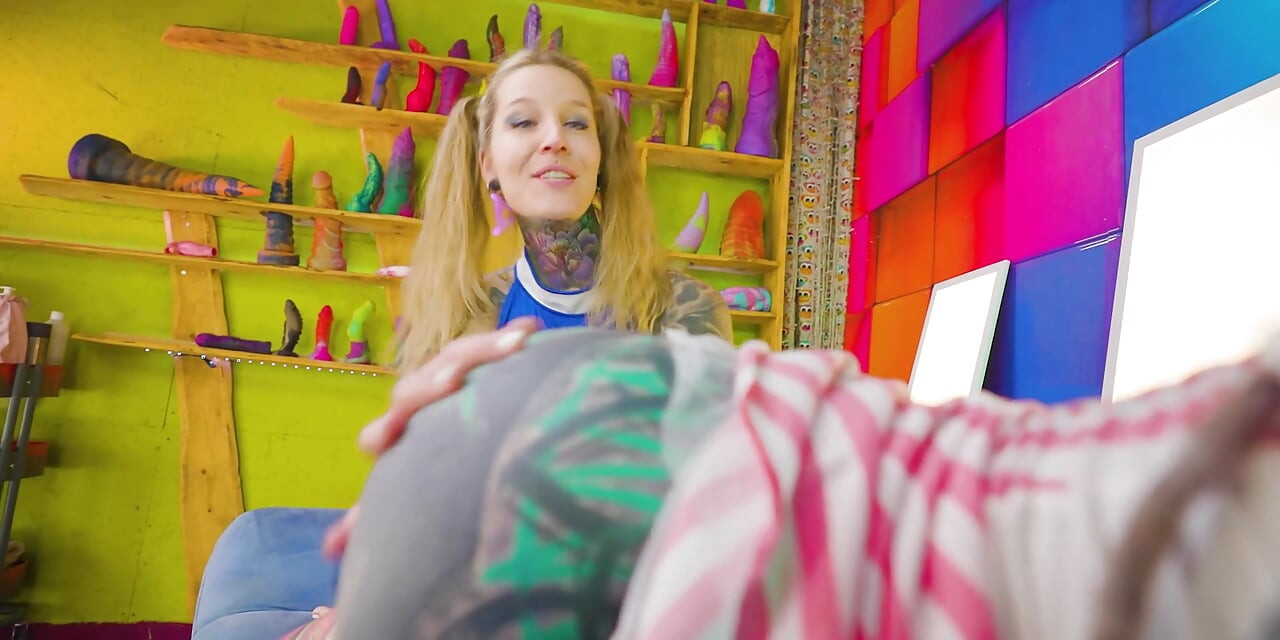 いたずらなタトゥーの女の子たち ダブルアナル - 2つのペニス Vs 2つの穴 フェイシャル仕上げ