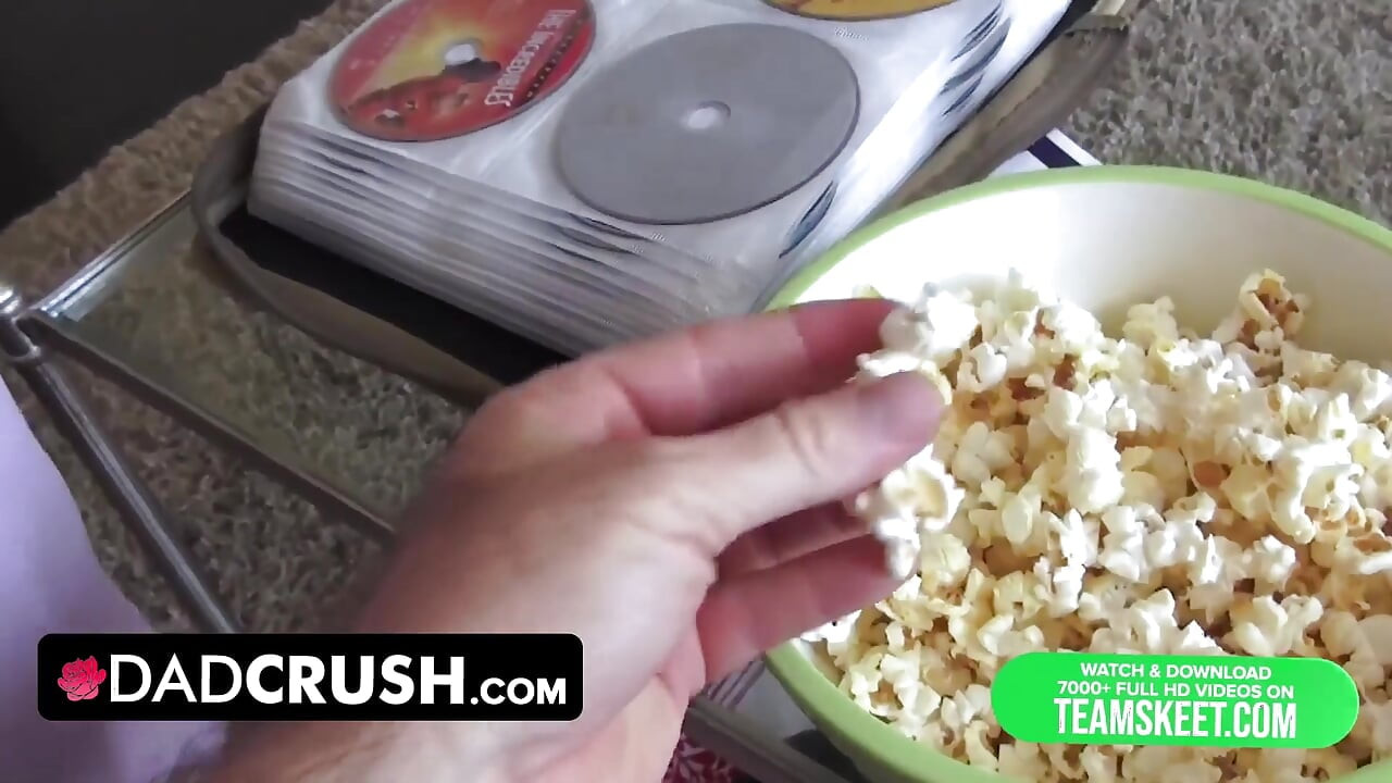 Dadcrush - gata morena safada com bunda grande transforma noite de filme em cena de foda hardcore