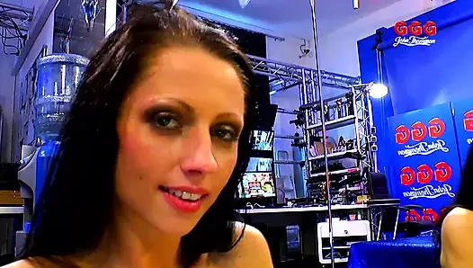 Ggg - Спермаоенигинская Блондинка Дико Сосет Несколько Членов