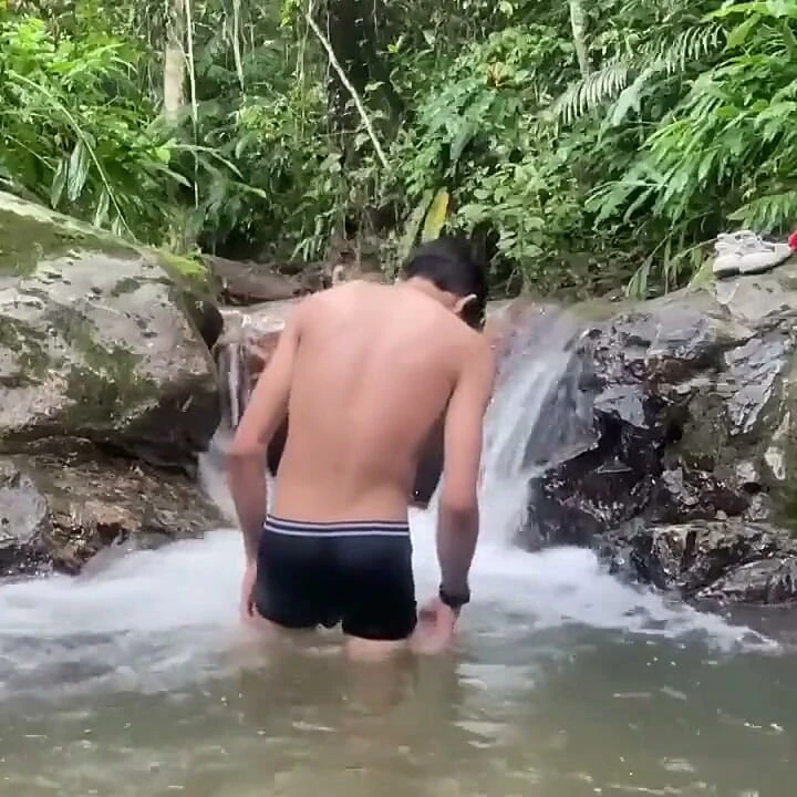 Isak在河中自慰