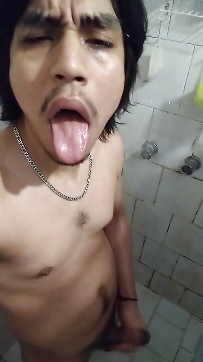 انظر إلي وأنا أسحبه عبر الماء