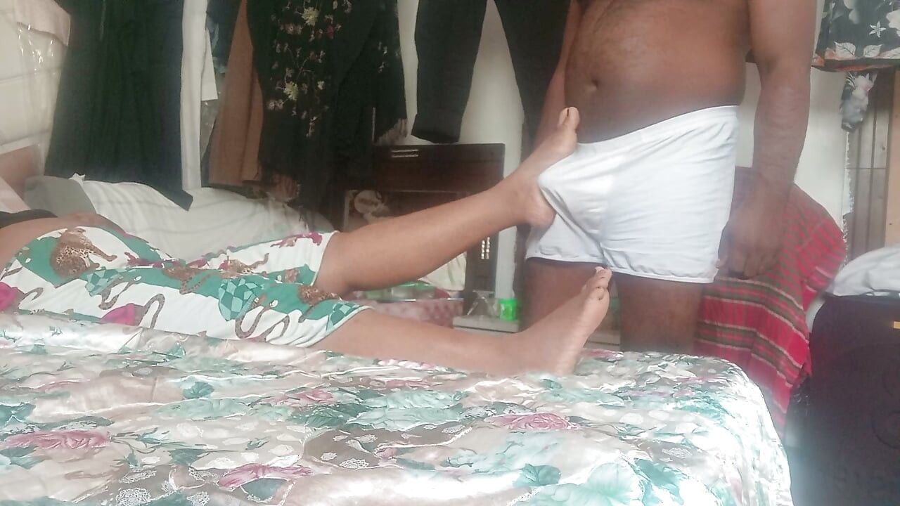 Istrinya minta aku ngomong dari belakang, jadi...