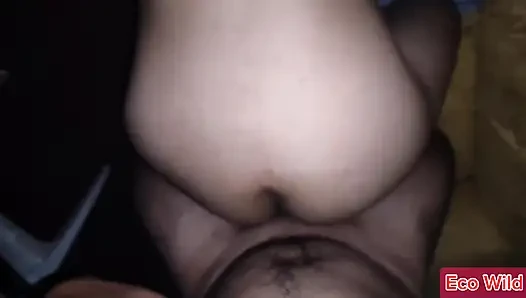 Pasangan amatir Asia lagi asik ngentot memeknya di perjalanan