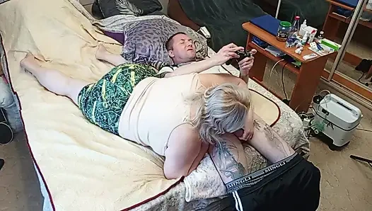 Игра в консоли закончилась минетом от мачехи с глотанием спермы