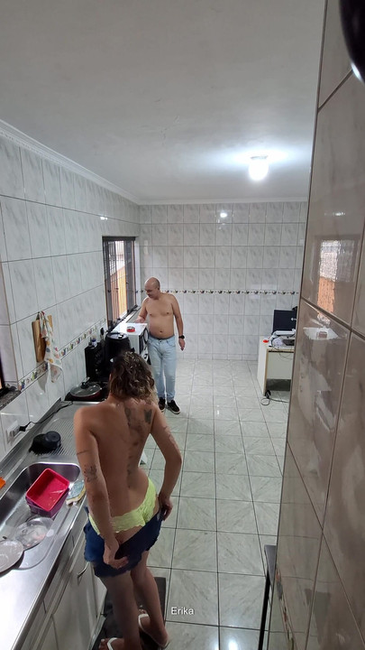 Empregada tira a roupa e aceita um facial para extra. | Clipe 1