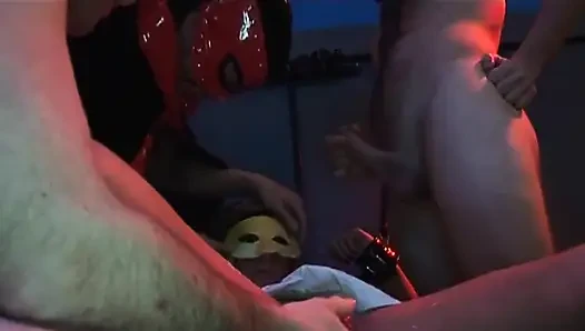 Pesta seks liar tante seksi dengan masker lagi asik nyepong kontol sampai tenggorokan