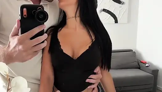 Ağzımı sik dedi - seksi esmer büyük yarağı bütün olarak yutuyor ve bakış açısıyla aşırı göt yalıyor