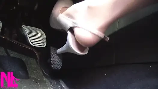 Beyaz çoraplı ve beyaz yüksek dikizlenmiş topuklu sandaletlerle devirme ve çılgın pedal pompalama