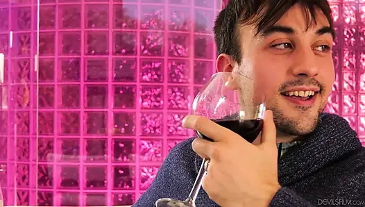 Devils film - eine sexy ehefrau ist sehr aufgeregt, ihren ehemann gefickt zu sehen