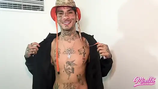 Aku ngasih ini sama tetanggaku di tangga kondominium
