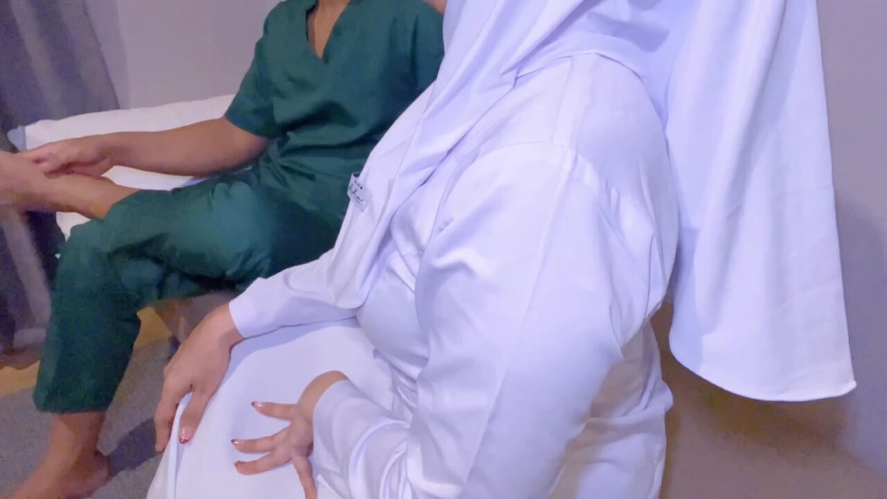 डॉक्टर ने नर्स की जांच की, जिसने शिकायत की कि उसकी अक्सर गीली होती है।