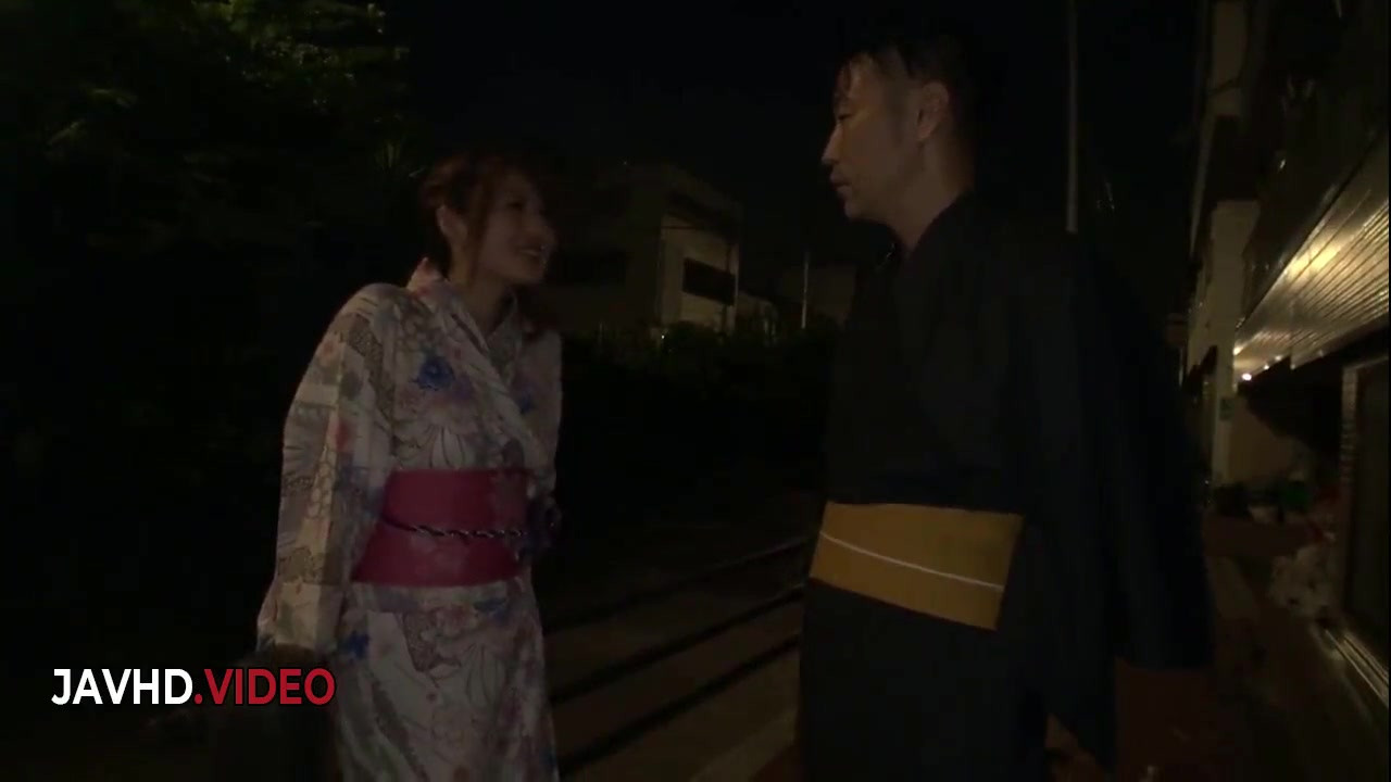 前田由美が情熱的なJAVフェラチオをし、激しいセックスアクションに入る