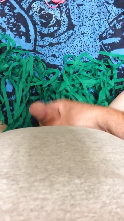 Uma maricas gay brincando com seu clitóris maricas