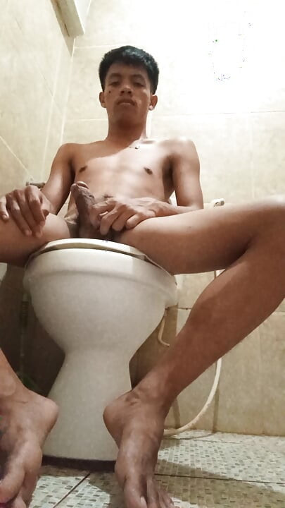 Дрочит филиппинский твинк в ванной - эксклюзив FLESHLAB