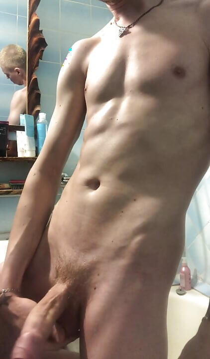 Cewek kembar kurus ini lagi asik ngocok kontol di kamar mandi sampai muncrat banyak banget