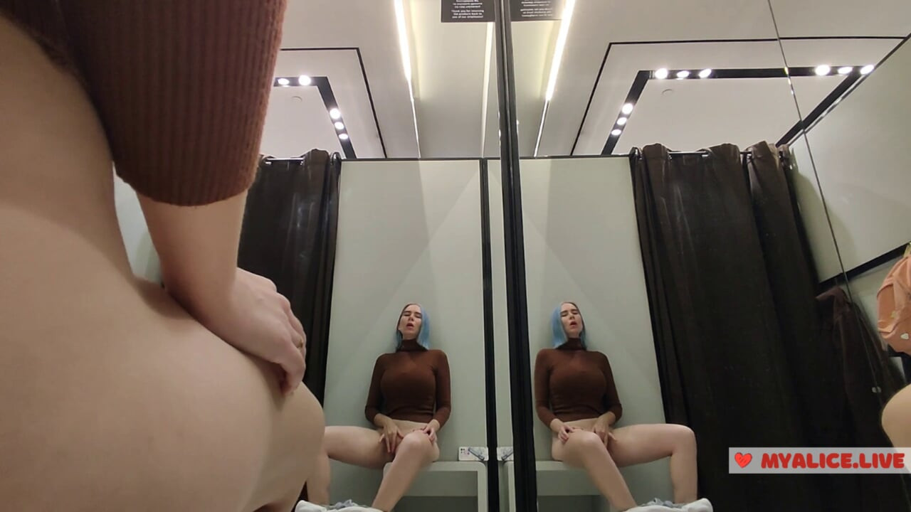 쇼핑몰의 피팅룸에서 위험한 자위 나는 위험을 감수하고 피팅 룸에서 자신을 따먹어 빠른 오르가즘을 얻고 싶었다.