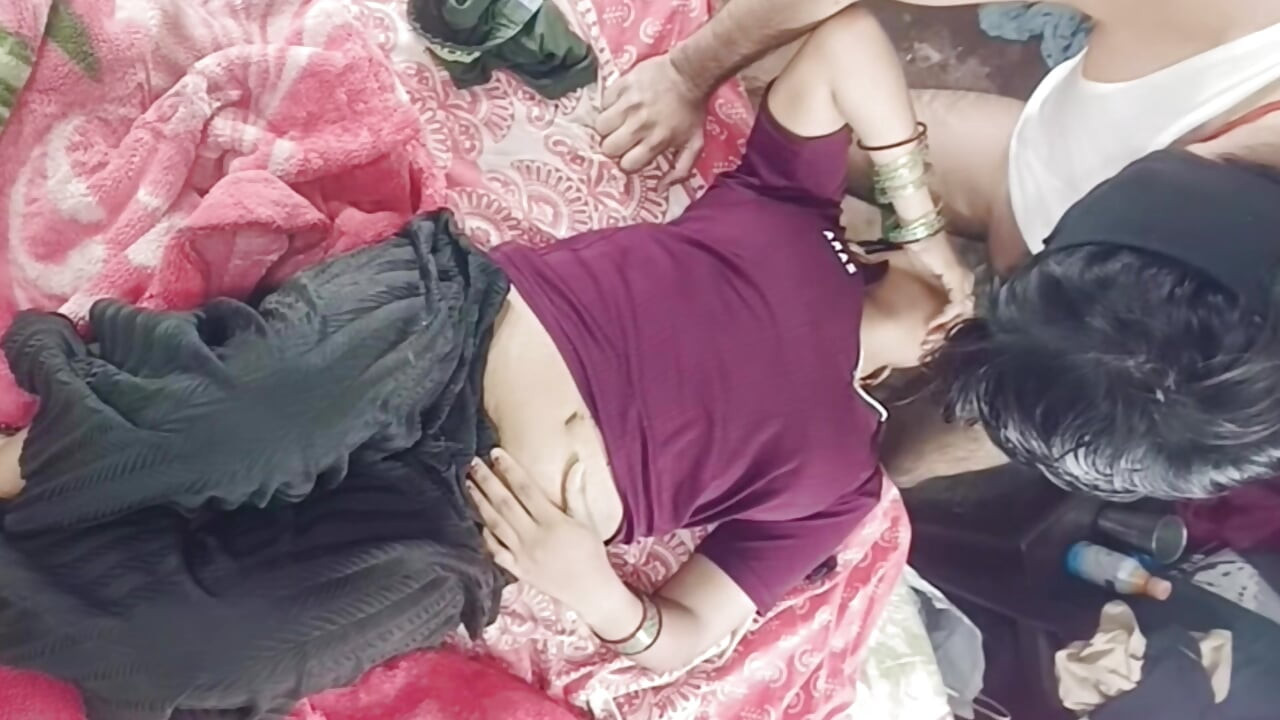 Трахання пизди в дупу, смокче пизду, смокче груди, смокче молоко з грудей і сидить на члені раком і лежить прямо на хінді аудіо