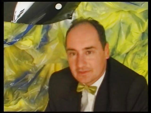 Våt och rörig slampa som bär strumpor och underkläder smälls