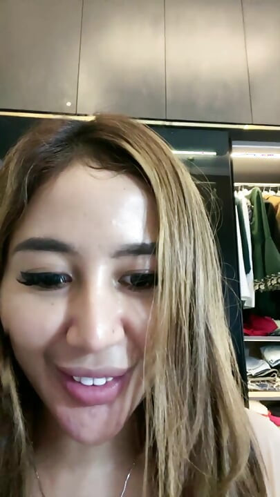 남친에게 애지중지하는 것을 좋아하는 아름다운 여자는 유명인사입니다.