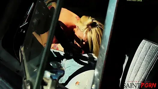 Monique Alexander klasik kaslı arabada amcığını siktiriyor