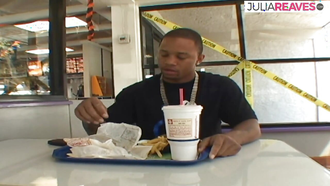 괴물 자지를 빨고 소파에서 존나게 따먹히는 발정난 밀프