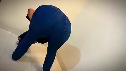 Ibu tiri muslim turki semok dengan celana jins dan toket besarnya lagi asik pamer tubuh aduhainya !