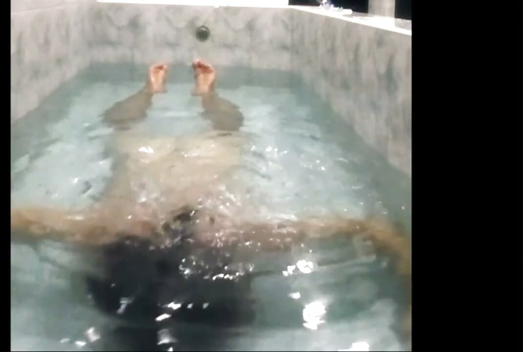 Bandar Sissy 在浴缸里泡水吹泡泡