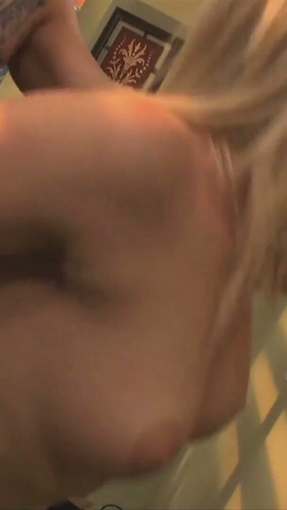 Blond aniołek Alexis Texas ma boską dupę i uwielbia się nią popisywać w pracy | Klip 3